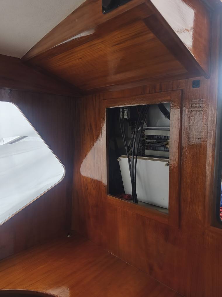 Innenverkleidung aus Mahagoni im Bootsinneren