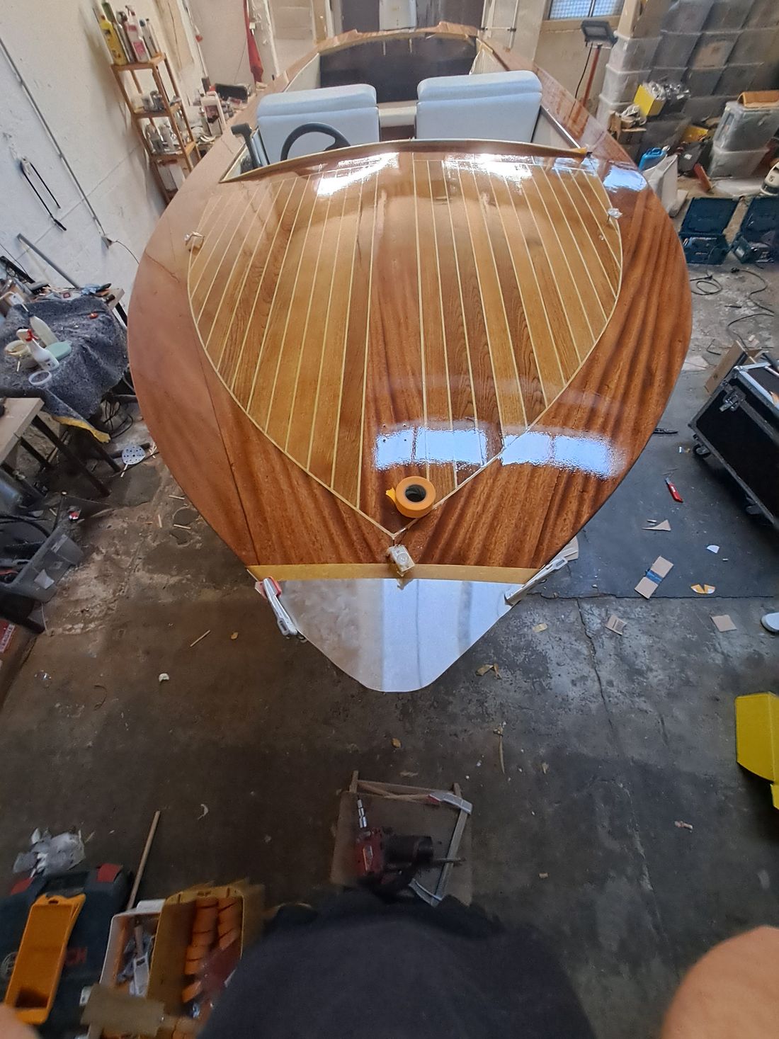 Klassisches Holzboot in der Werkstatt während der Restaurierungsarbeiten